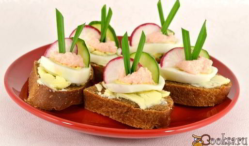 бутерброды с маслом, яйцом и икрой мойвы