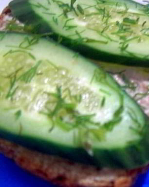 Бутерброды с паштетом и огурцом