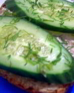 Бутерброды с паштетом и огурцом