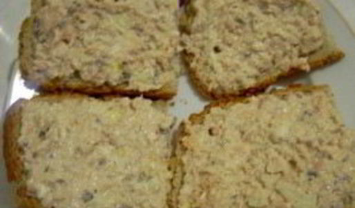 бутерброды с паштетом и огурцом