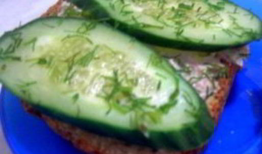 бутерброды с паштетом и огурцом