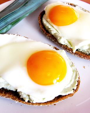 Бутерброды с пастой из авокадо и яичницей