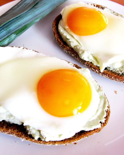 Рецепт бутербродов с пастой из авокадо и яичницей