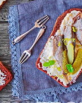 Бутерброды с шпротами