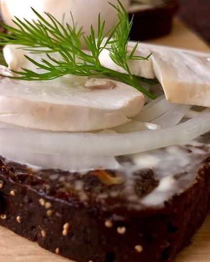 Рецепт бутербродов с сырыми шампиньонами