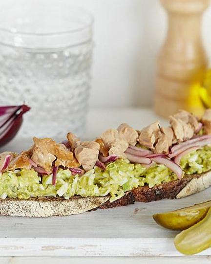 Рецепт бутербродов с яйцами, печенью трески и авокадо