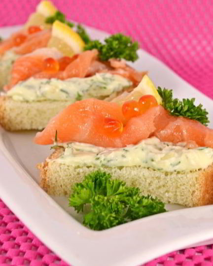 Рецепт бутерброды с зеленым маслом и слабосоленой семгой