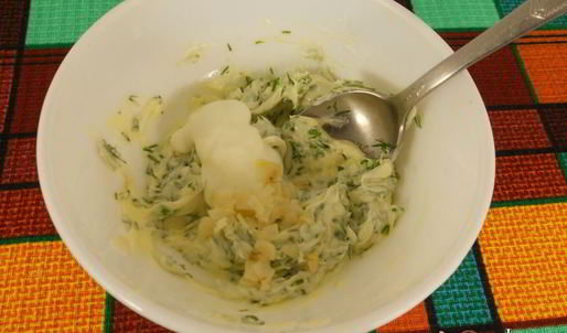 бутерброды с зеленым маслом и слабосоленой семгой