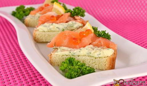 бутерброды с зеленым маслом и слабосоленой семгой