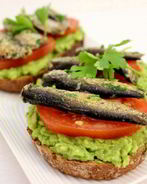 Бутерброды со шпротами и авокадо