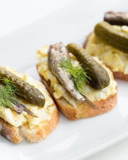 Рецепт бутербродов со шпротами и соленым огурцом