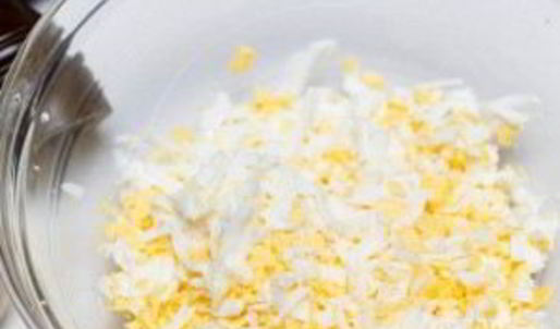 бутерброды со шпротами и соленым огурцом