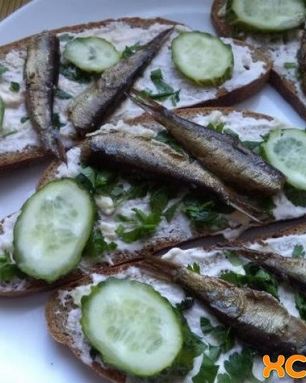 Бутерброды со шпротами с черным хлебом и чесноком