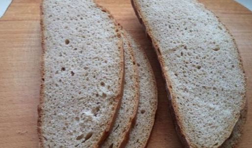 бутерброды со шпротами с черным хлебом и чесноком