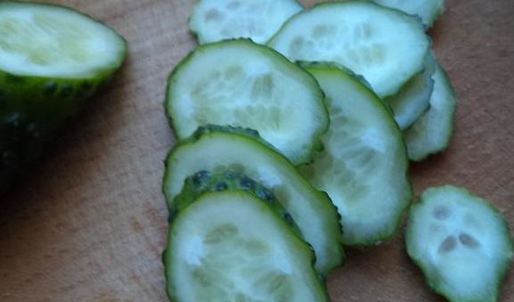 бутерброды со шпротами с черным хлебом и чесноком