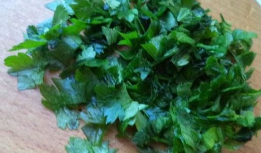 бутерброды со шпротами с черным хлебом и чесноком