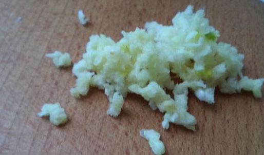 бутерброды со шпротами с черным хлебом и чесноком