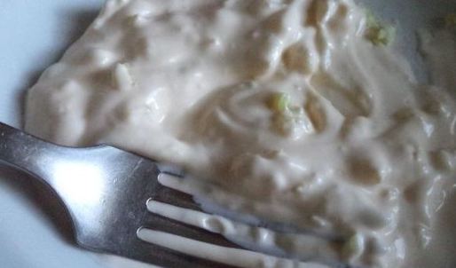 бутерброды со шпротами с черным хлебом и чесноком