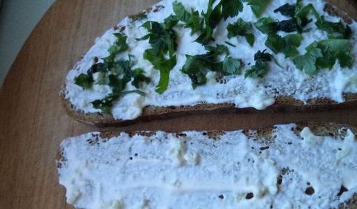 бутерброды со шпротами с черным хлебом и чесноком