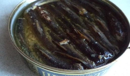 бутерброды со шпротами с черным хлебом и чесноком