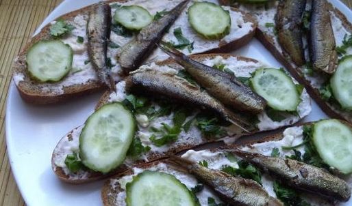 бутерброды со шпротами с черным хлебом и чесноком