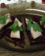 Бутерброды со свеклой и селедкой