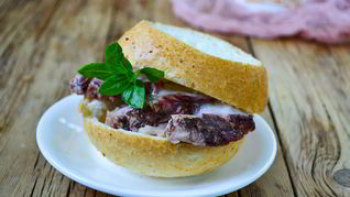 Бутерброды с колбасой