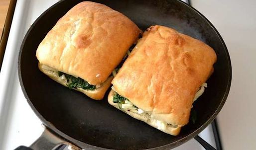 горячие бутерброды на сковороде