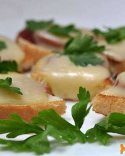 Рецепт горячих бутербродов с колбасой и сыром