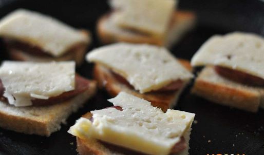 горячие бутерброды с колбасой и сыром