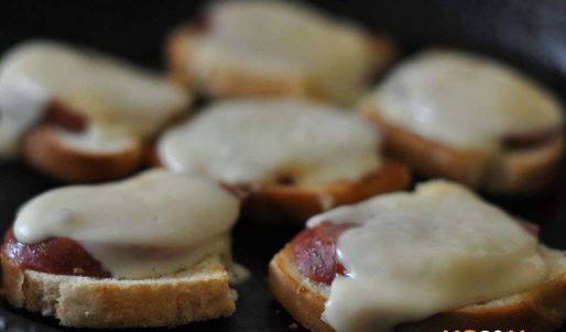 горячие бутерброды с колбасой и сыром