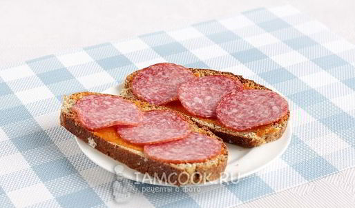 горячие бутерброды с колбасой