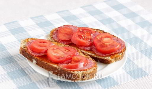 горячие бутерброды с колбасой
