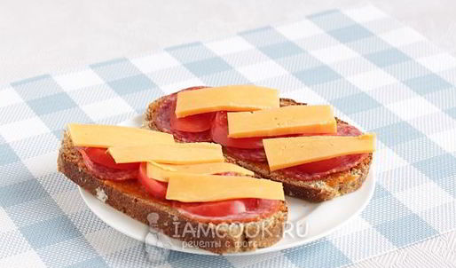 горячие бутерброды с колбасой