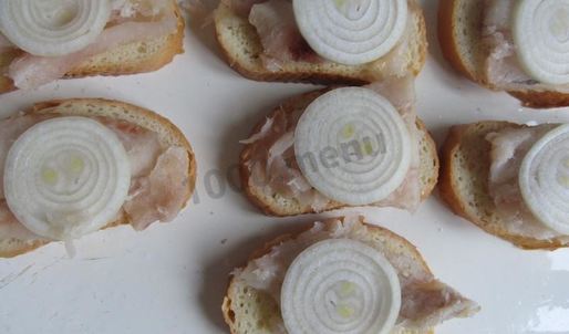 горячие бутерброды с рыбным филе и сыром