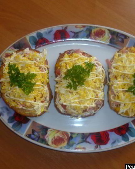 Рецепт горячих бутербродов с сыром и колбасой в микроволновке