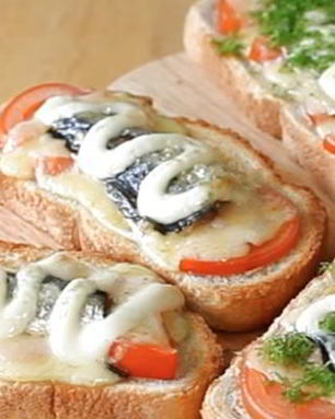 Горячие бутерброды со шпротами, помидорами и сыром