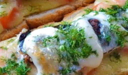 горячие бутерброды со шпротами, помидорами и сыром