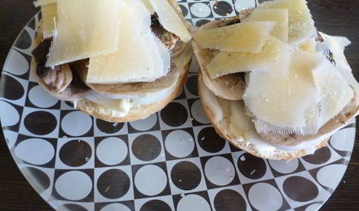 горячий бутерброд с шампиньонами
