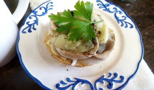 горячий бутерброд с шампиньонами