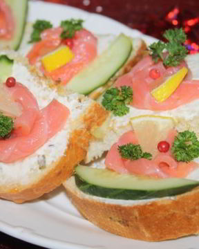 Праздничные бутерброды с лососем и творожным сыром