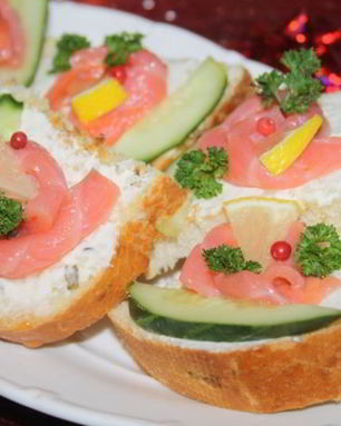 Праздничные бутерброды с лососем и творожным сыром