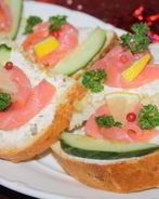 Праздничные бутерброды с лососем и творожным сыром