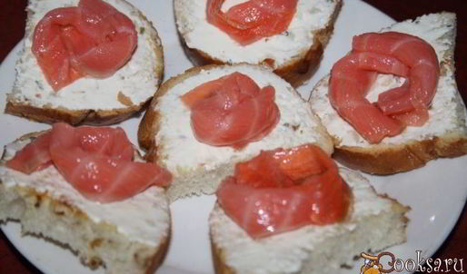 праздничные бутерброды с лососем и творожным сыром