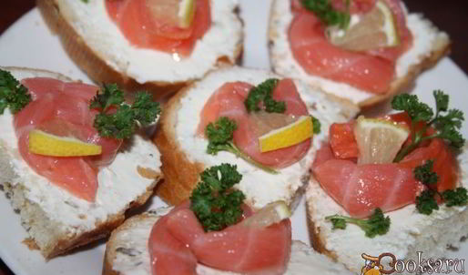 праздничные бутерброды с лососем и творожным сыром