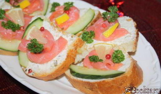 праздничные бутерброды с лососем и творожным сыром
