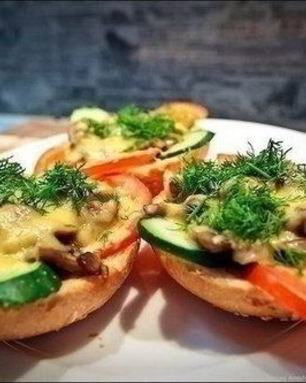 Простые горячие бутерброды с овощами и грибами