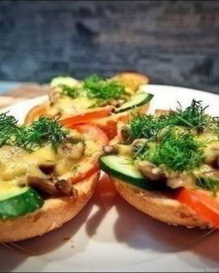 Рецепт простых горячих бутербродов с овощами и грибами