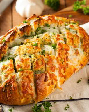 Румяный бутерброд с чеддером и зеленью