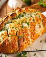 Румяный бутерброд с чеддером и зеленью